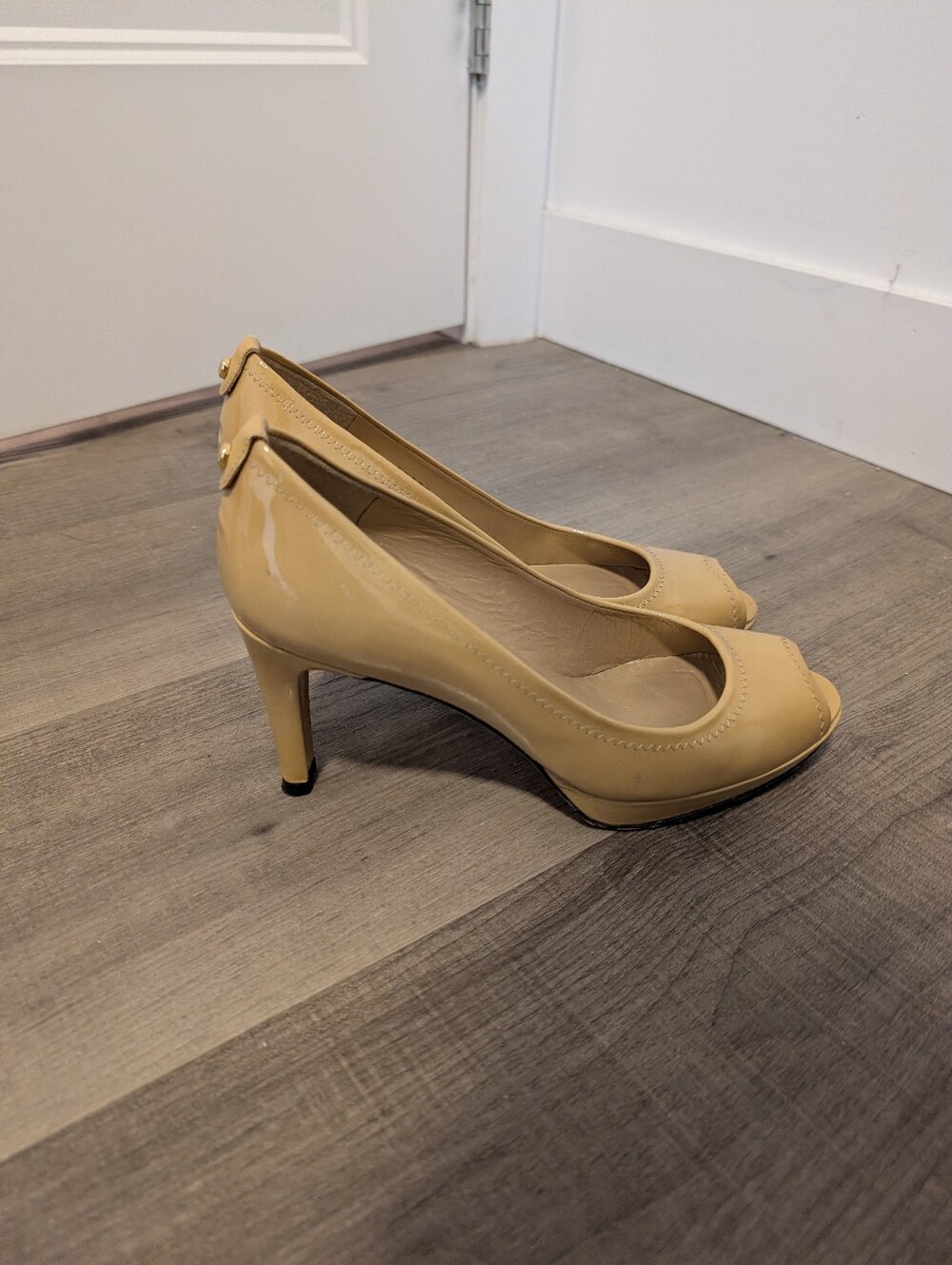 Stuart Weitzman/Classic Beige Peep-Toe Heels Sz 8